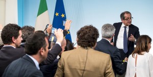 Tria accompagnato fuori dalla portavoce di Salvini