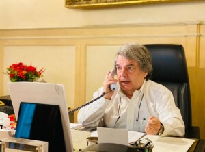 brunetta-telefono
